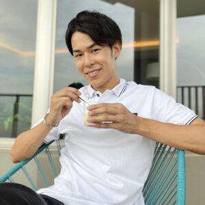 Ryo　 Instagram - ベランダで休憩するのが好きです。

今日のお供は、大好きな先輩の一番好きなプリンです。
イオン超！ナツ夏祭りが7/18まで開催中で、
「はじめしゃちょー監修 俺が一番好きなプリン」は本州・四国のイオン、イオンスタイルで8/31まで売ってるみたいです。
美味しいよ。
#イオン超ナツ夏祭り
#イオン
#イオンスタイル
#コラボ商品
#PR